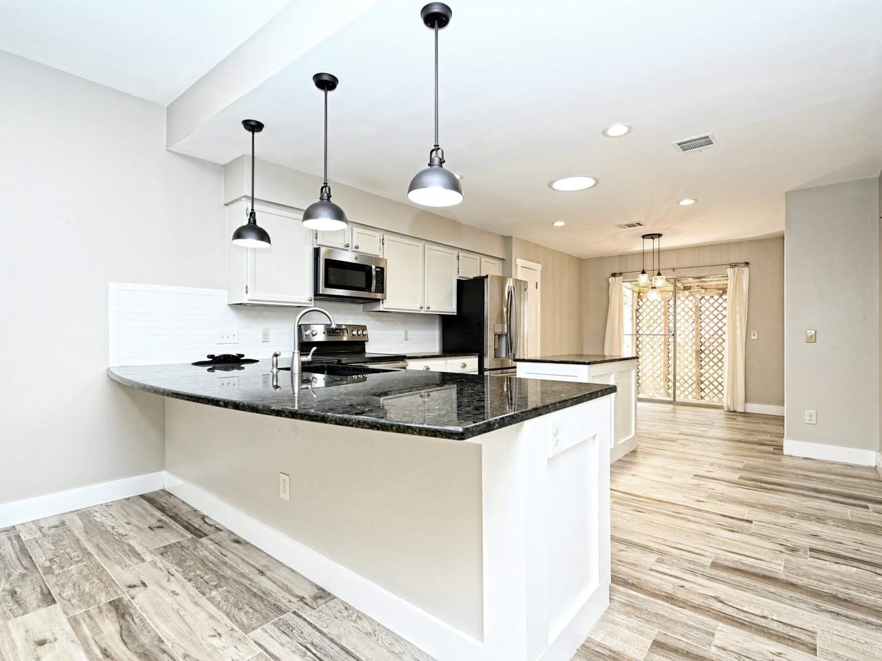 8406 Racine Trl - Photo 3 of 15