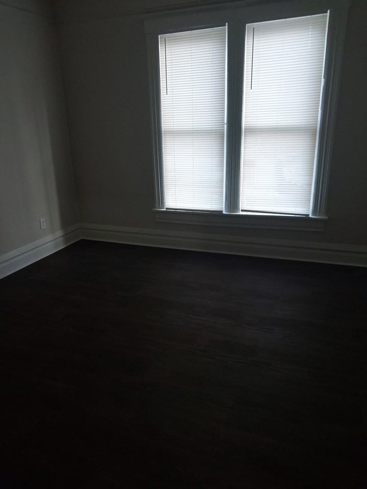 1218 W 11th St - Photo 3 of 11