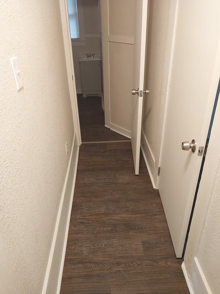 1218 W 11th St - Photo 4 of 11