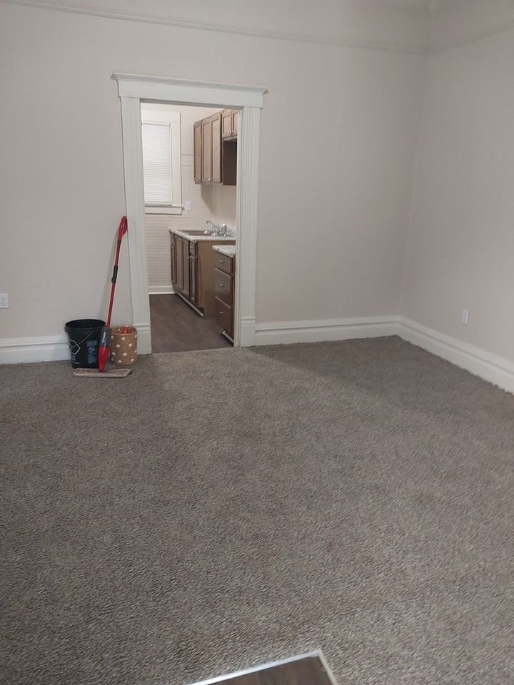 1218 W 11th St - Photo 5 of 11