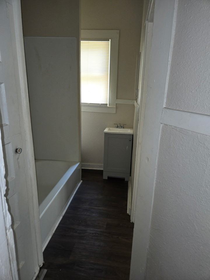 1218 W 11th St - Photo 7 of 11