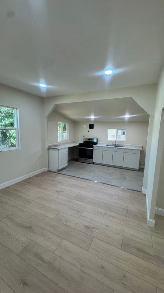 2175 Howard St - Photo 7 of 18