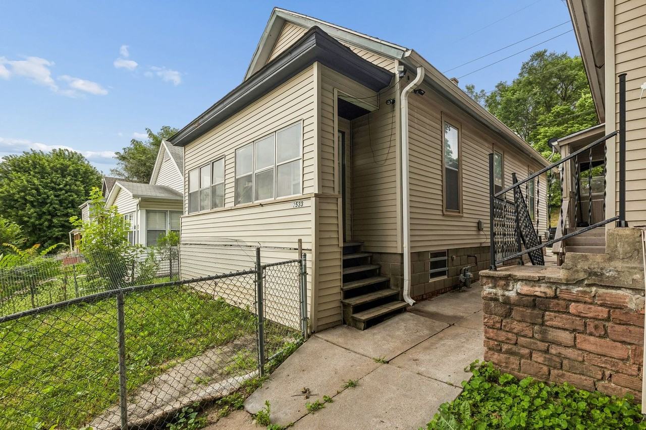 2533 Rees St - Photo 3 of 21