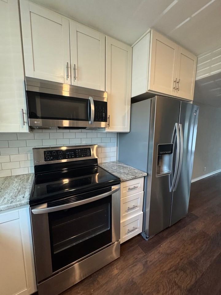 5110 Lake Shore Dr - Photo 3 of 18