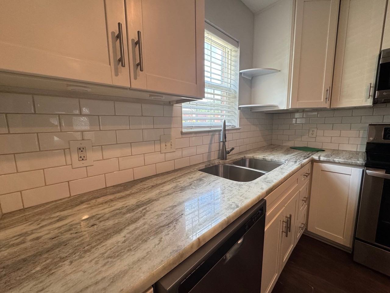 5110 Lake Shore Dr - Photo 5 of 18