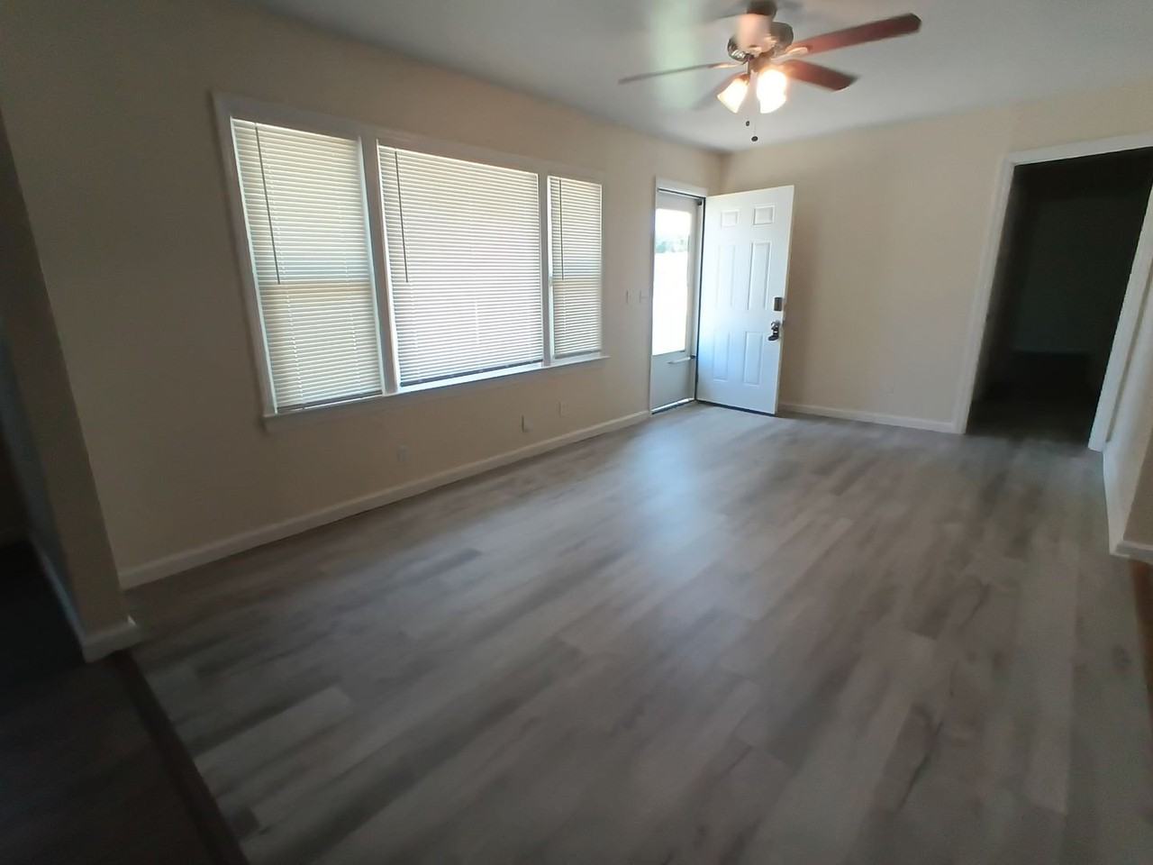 1405 Sandra Dr - Photo 4 of 28