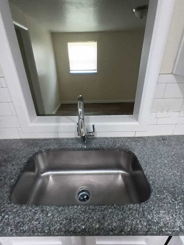 1405 Sandra Dr - Photo 6 of 28