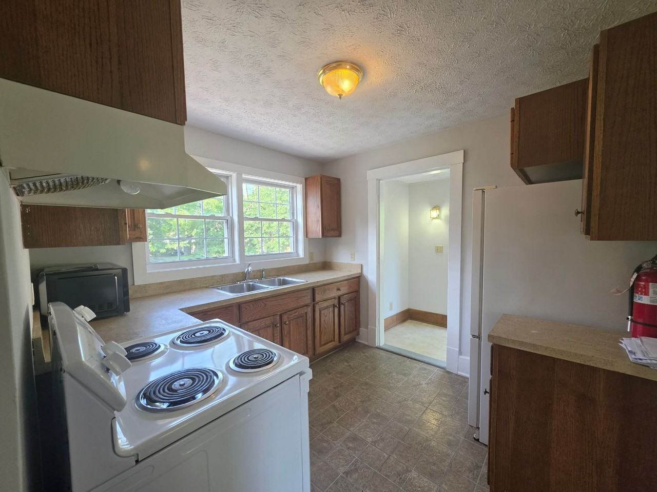 914 S Water St - Photo 3 of 18