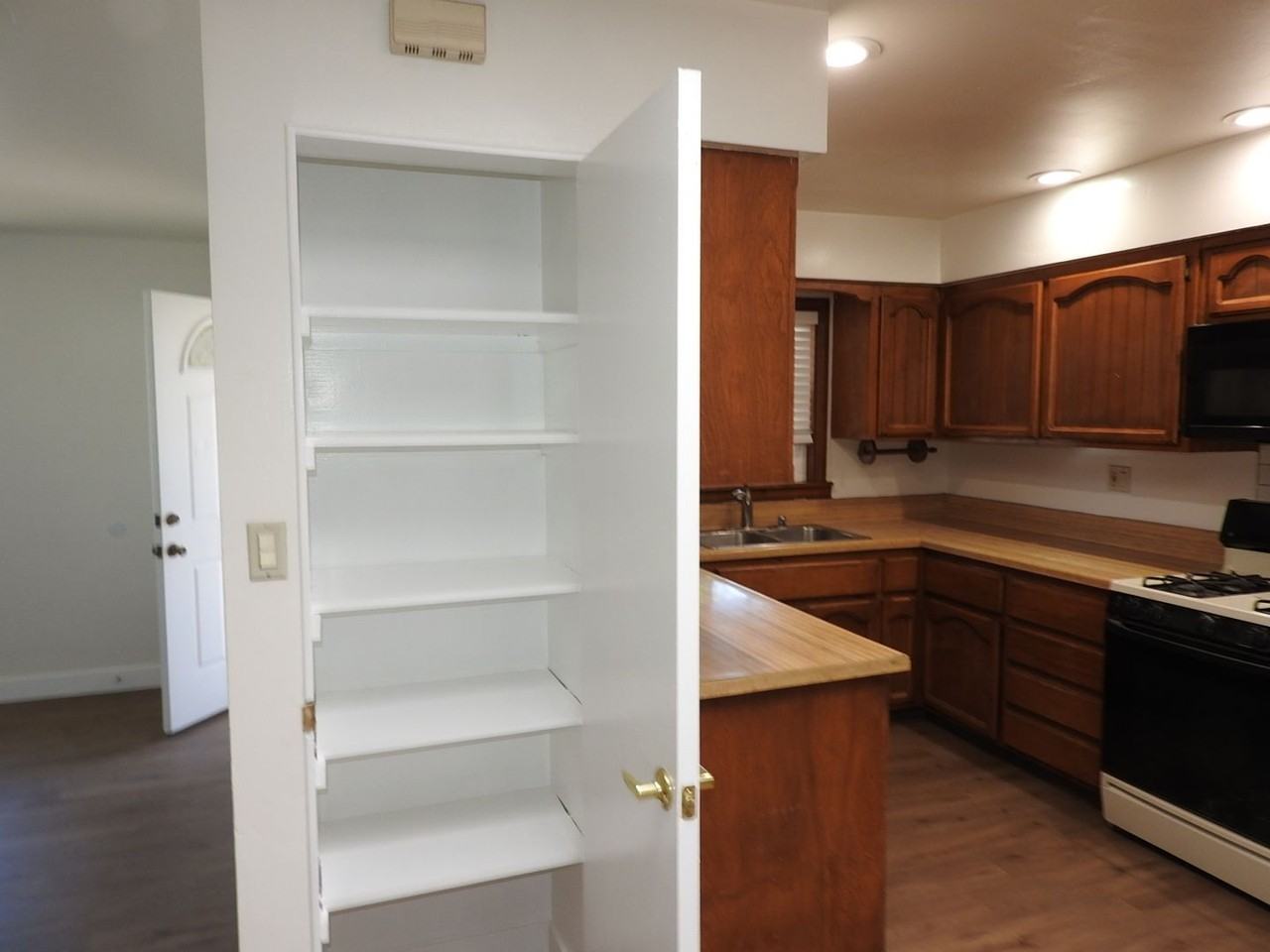 420 Cedar St - Photo 6 of 17