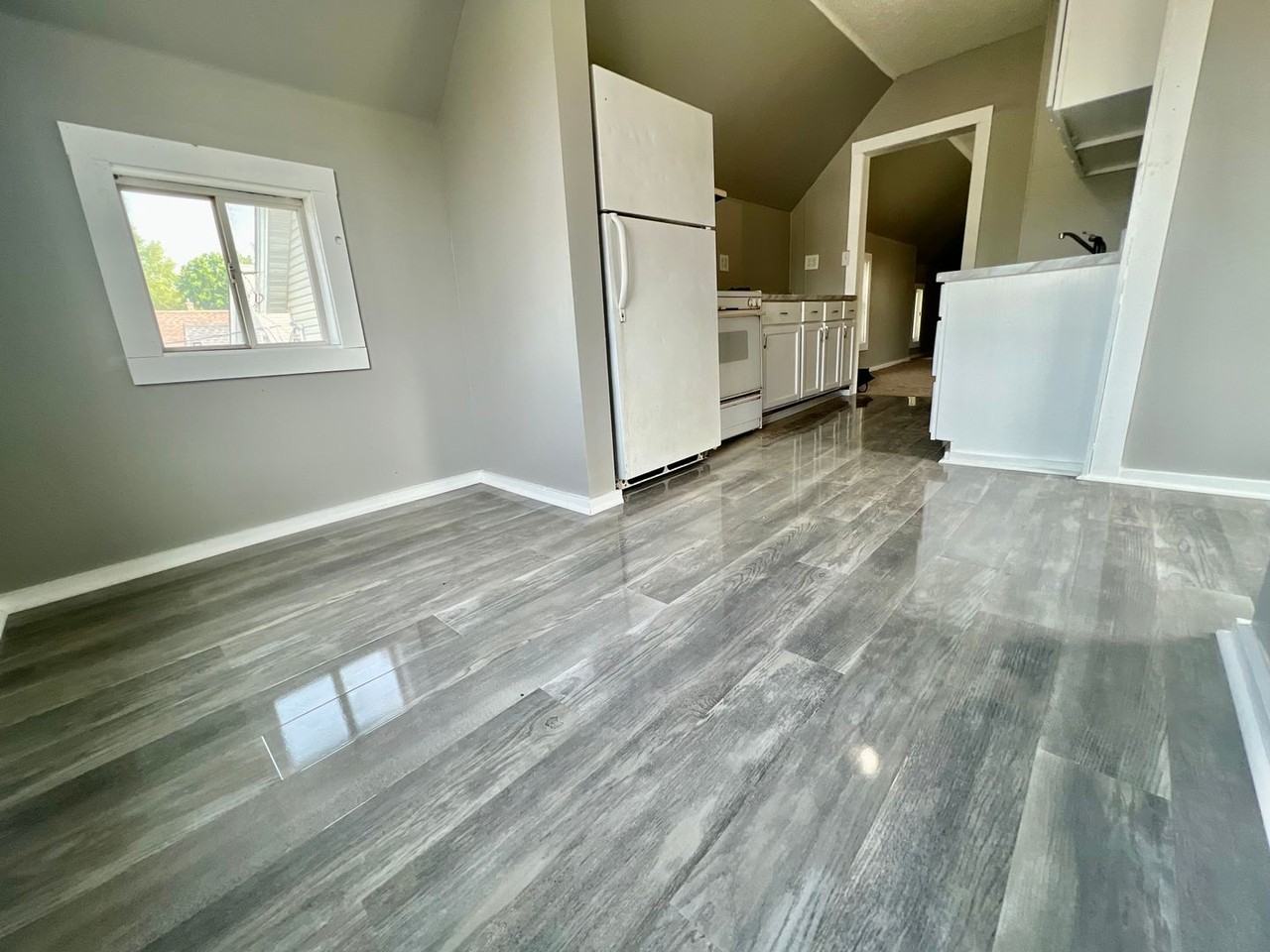 587 Charles Ave - Photo 6 of 13