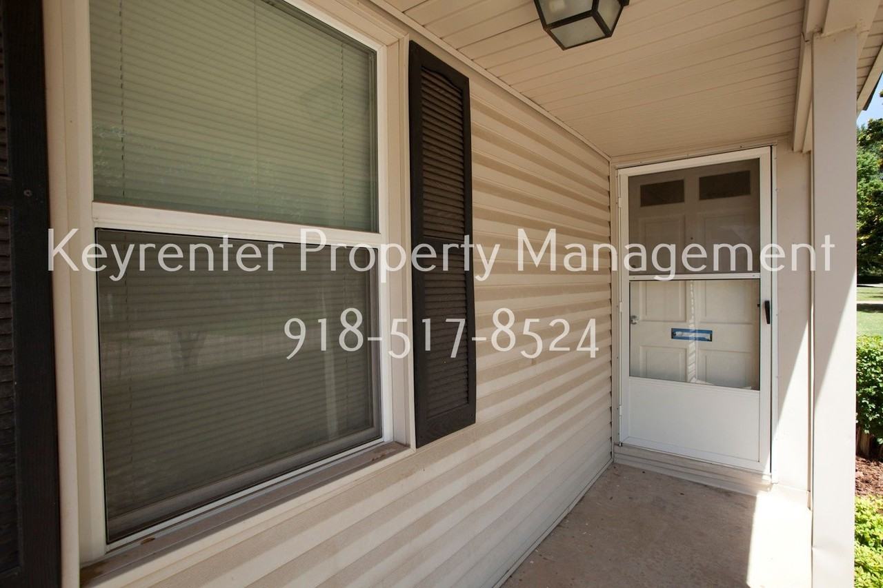 929 E 37th Pl - Photo 2 of 12