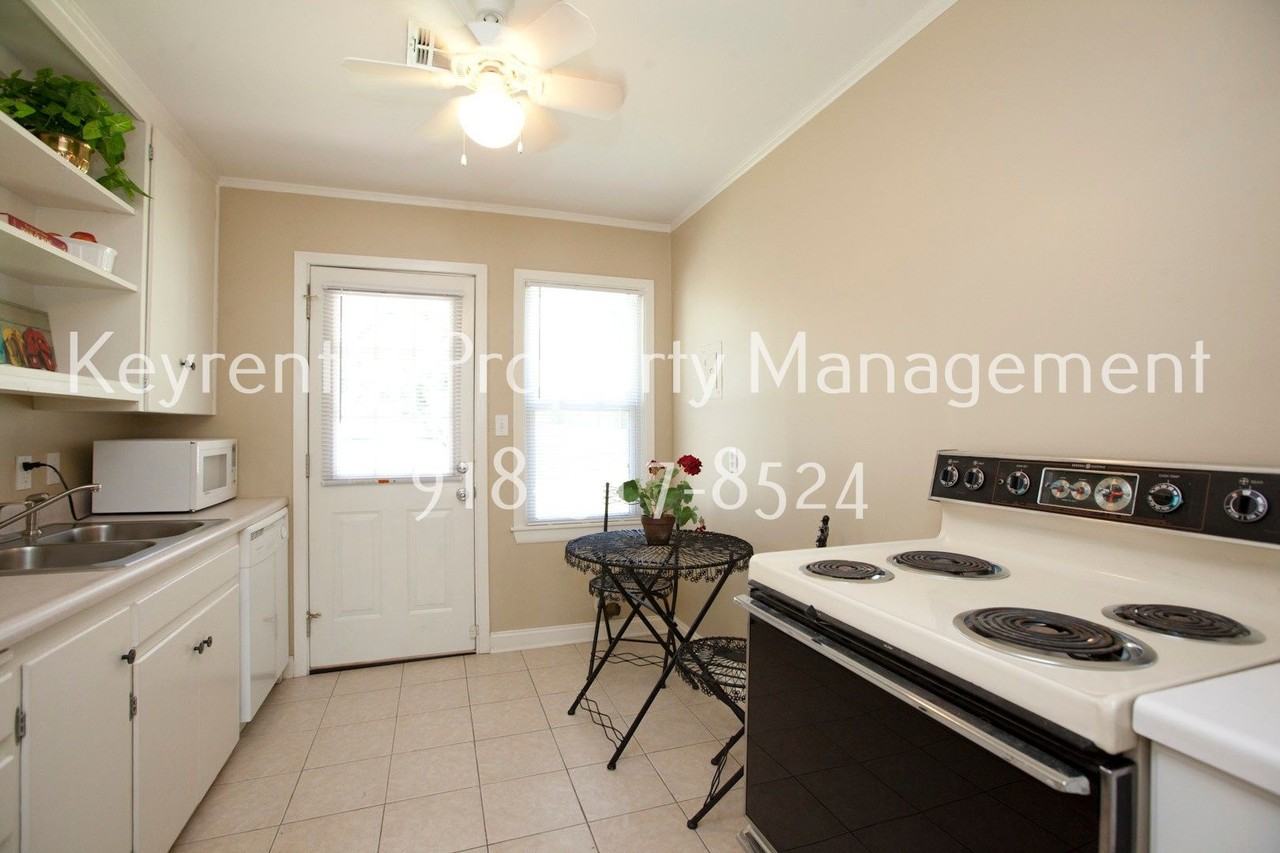 929 E 37th Pl - Photo 6 of 12