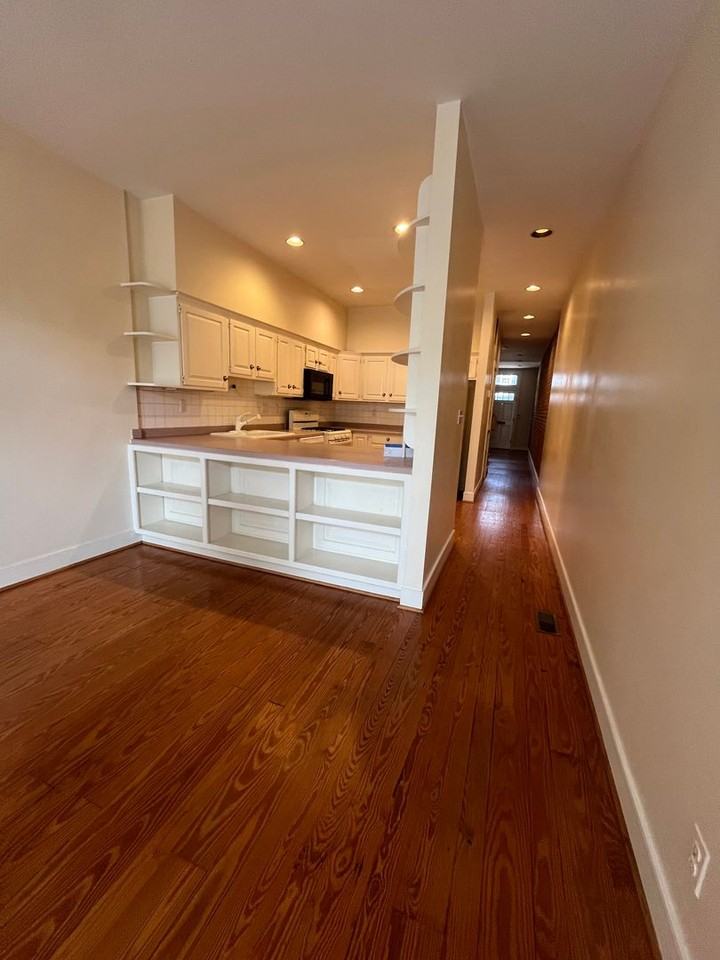126 N Payne St - Photo 6 of 20