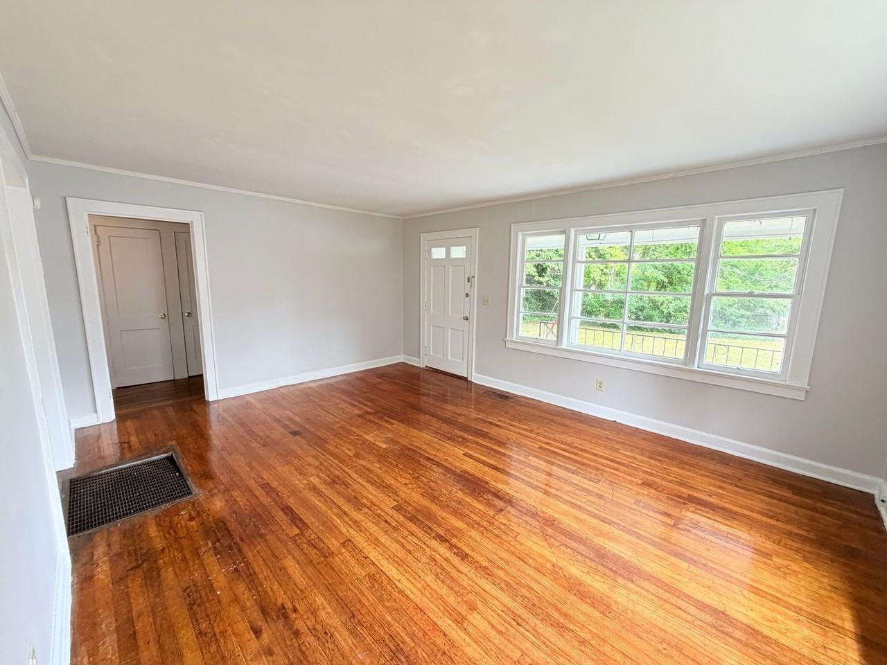 520 King St Se - Photo 2 of 9