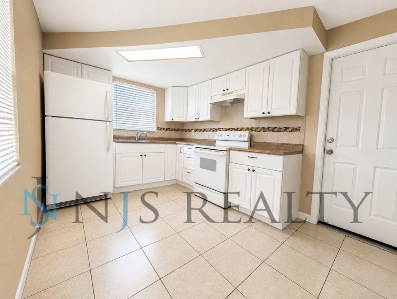 3034 Roxbury Dr - Photo 5 of 16