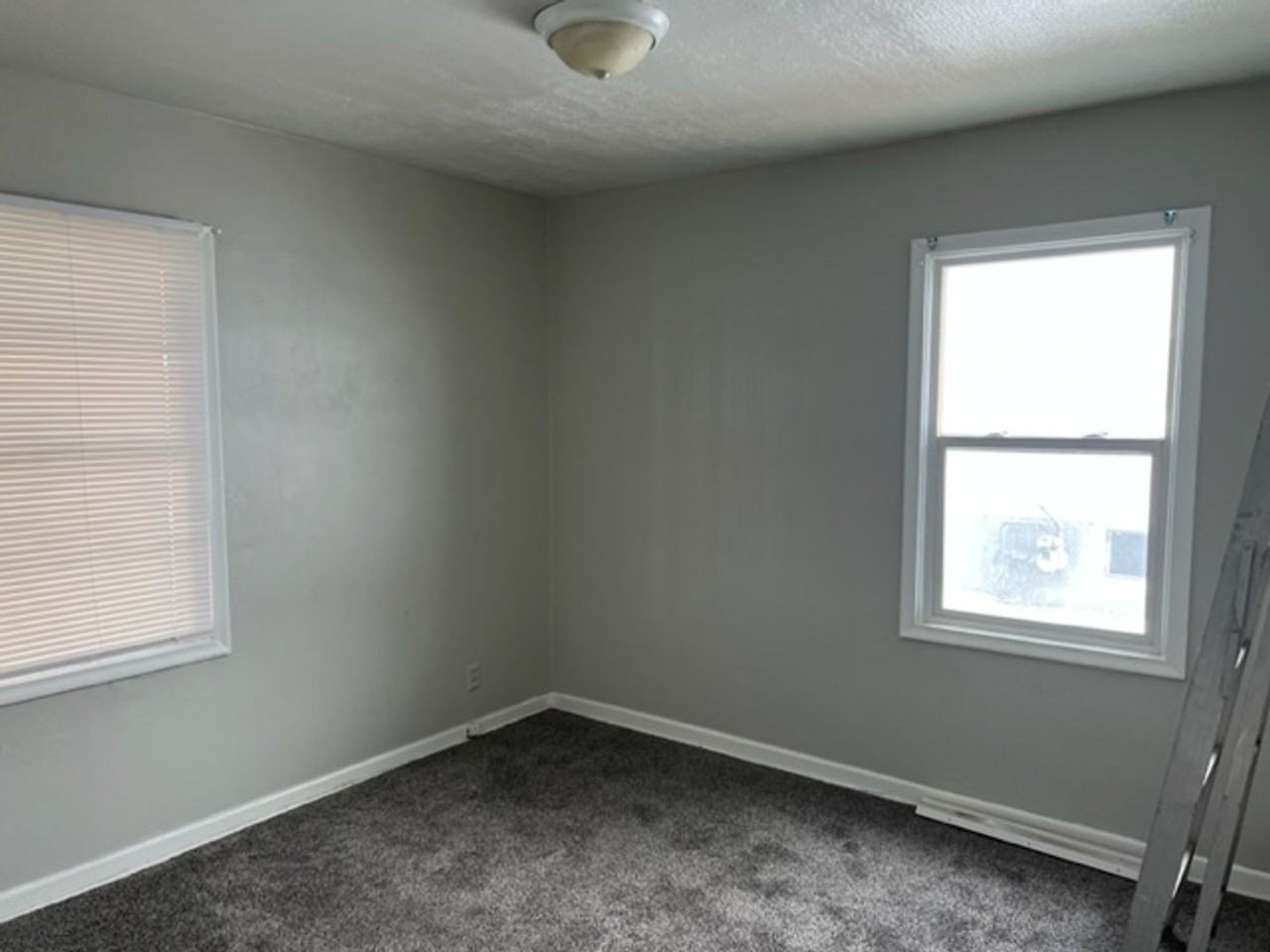 930 36th St - Photo 2 of 5