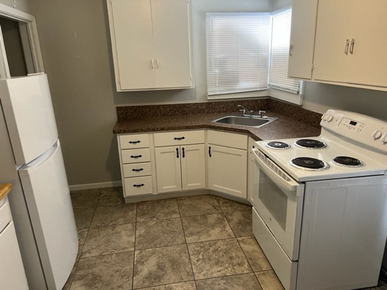 930 36th St - Photo 3 of 5