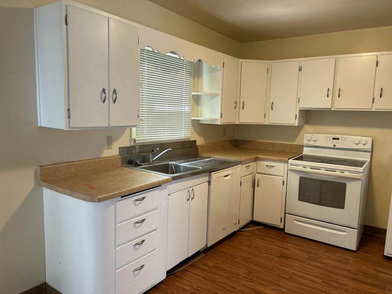 257 5th St W - Photo 7 of 11