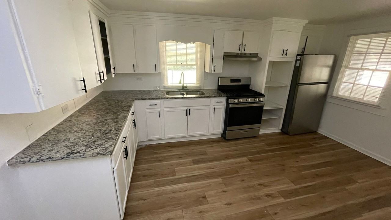 1322 W 21st St - Photo 3 of 11