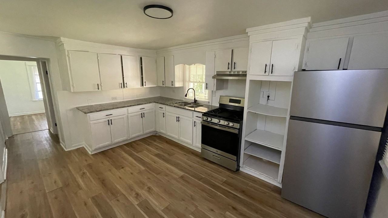 1322 W 21st St - Photo 4 of 11