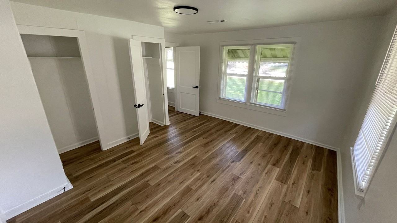 1322 W 21st St - Photo 5 of 11
