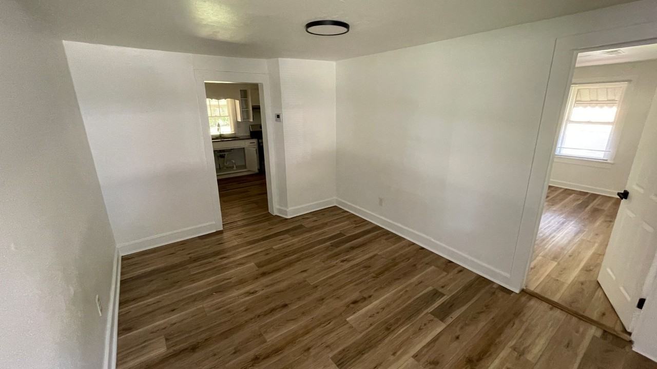 1322 W 21st St - Photo 6 of 11