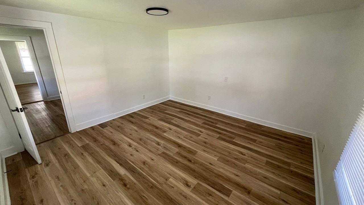 1322 W 21st St - Photo 7 of 11