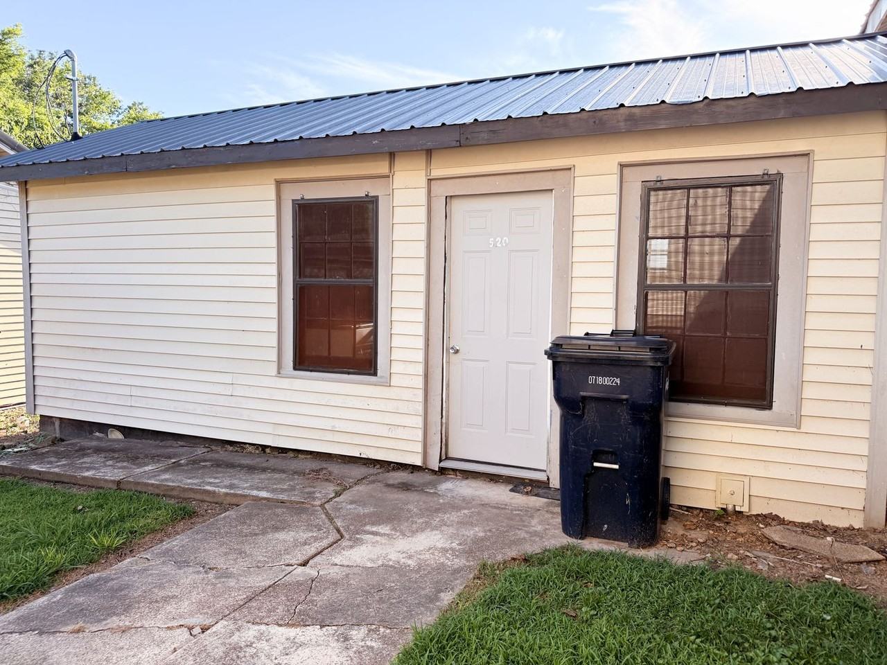 520 Searcy St - Photo 2 of 11