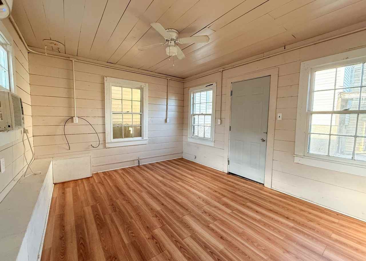 520 Searcy St - Photo 6 of 11