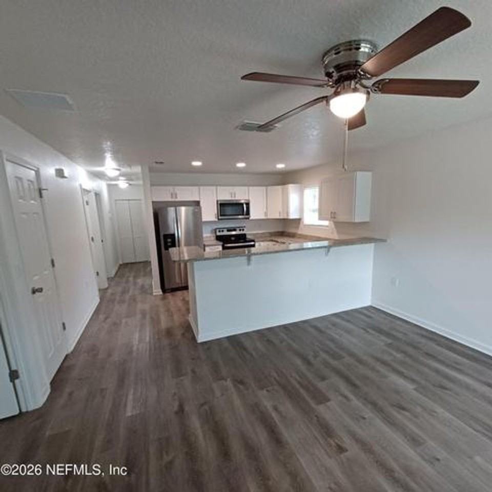 956 W 9th St - Photo 2 of 24