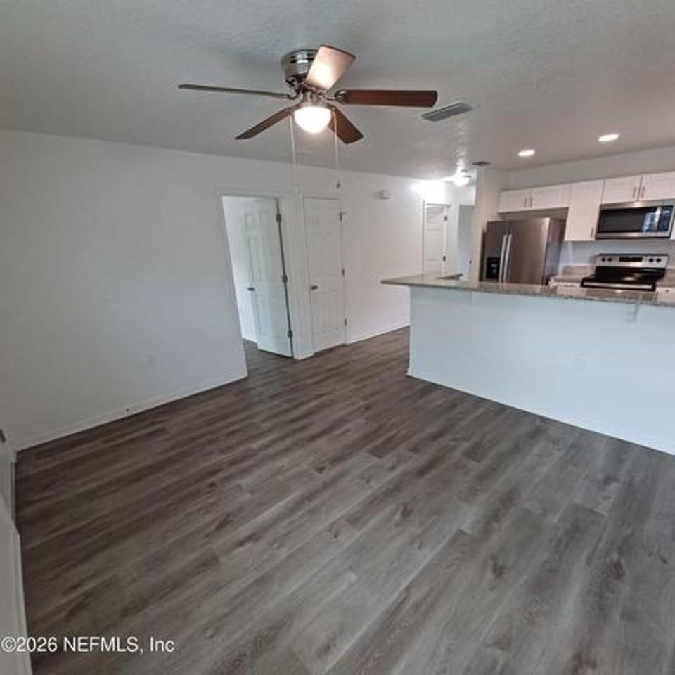 956 W 9th St - Photo 3 of 24