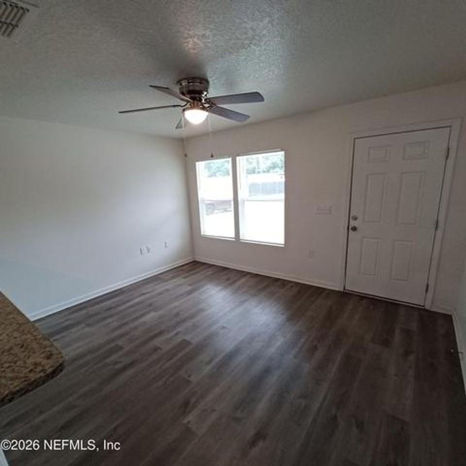 956 W 9th St - Photo 4 of 24