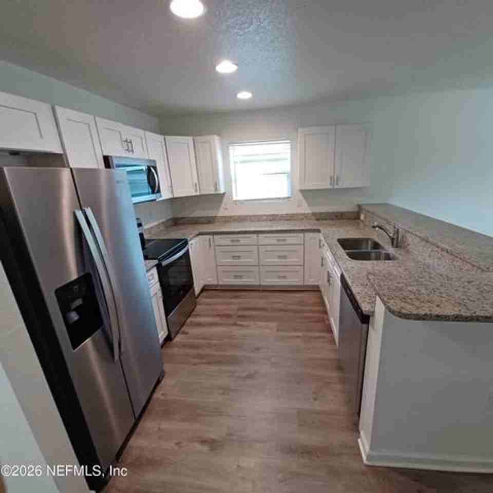 956 W 9th St - Photo 5 of 24