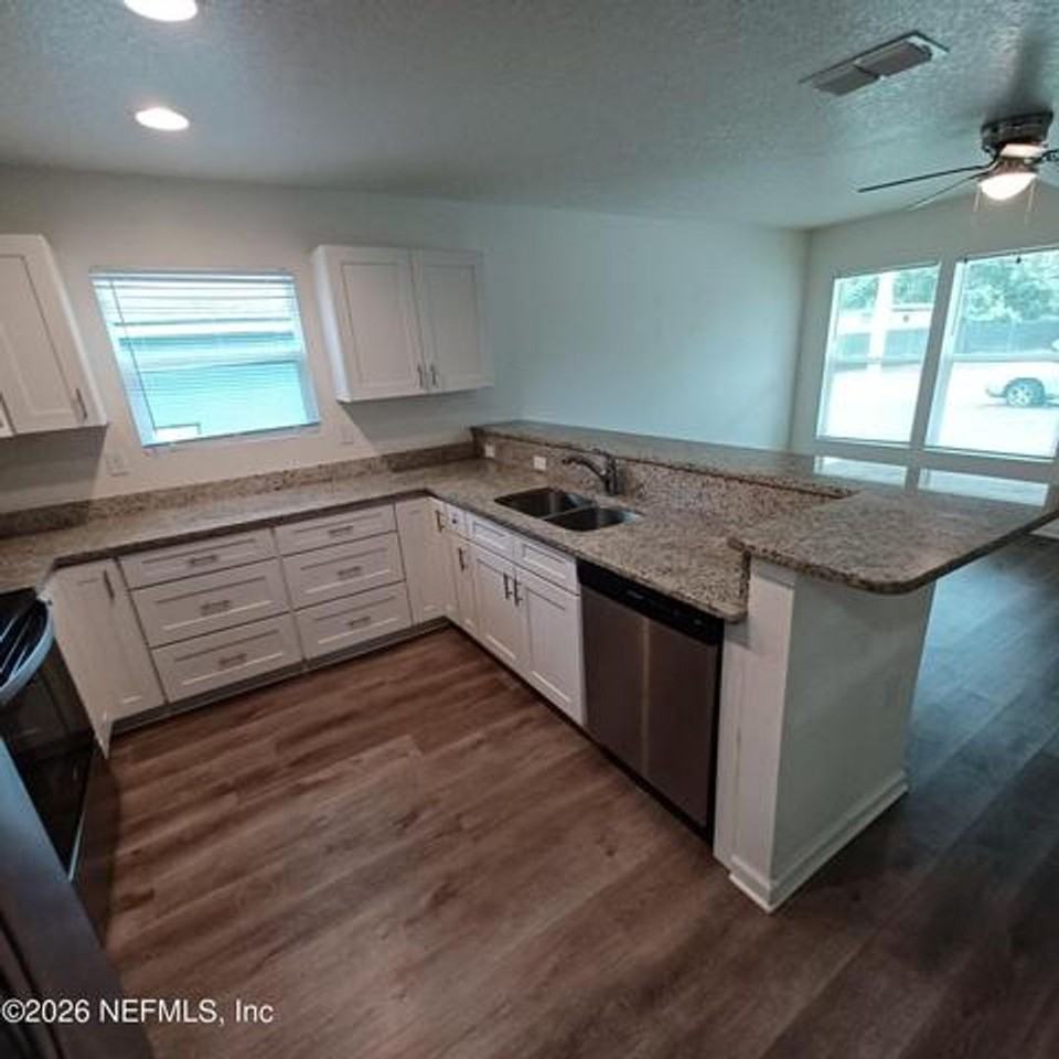 956 W 9th St - Photo 7 of 24
