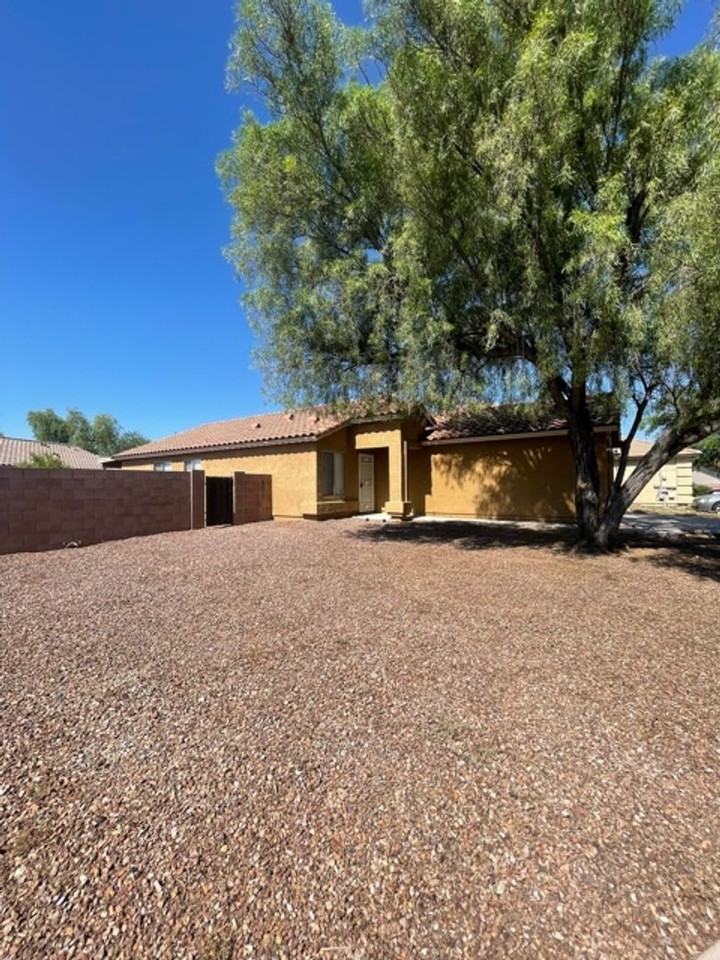 2057 W Silver Meadow Pl - Photo 2 of 18