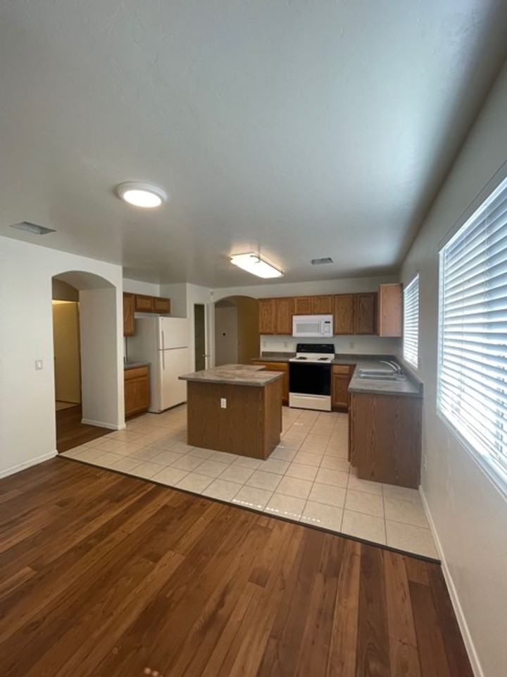2057 W Silver Meadow Pl - Photo 3 of 18