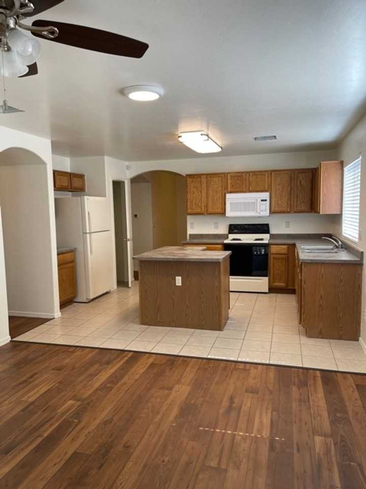 2057 W Silver Meadow Pl - Photo 5 of 18
