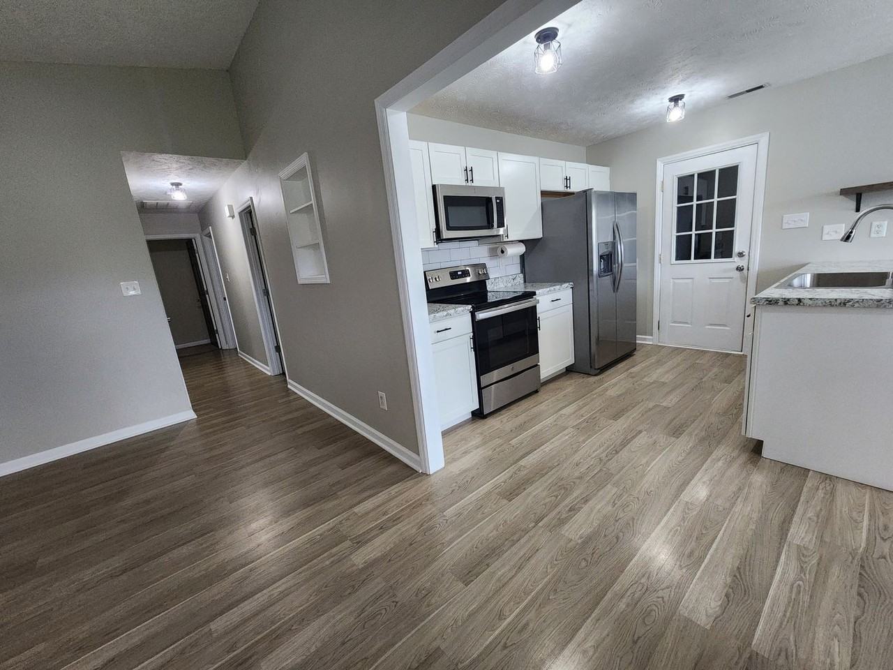 2212 Mossy Cup Ln - Photo 4 of 11
