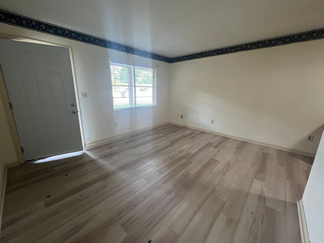 413 30th Pl - Photo 3 of 7