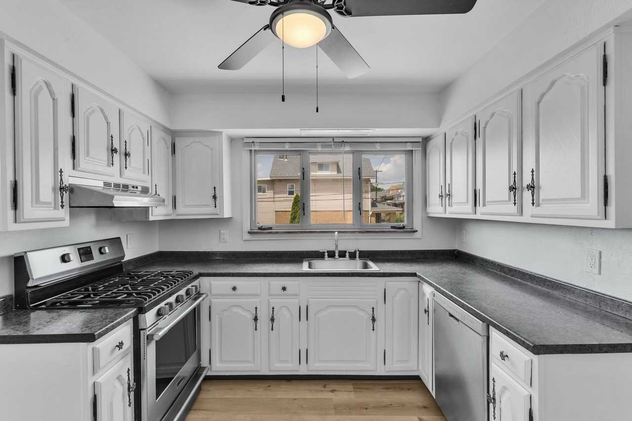 1002 Fordham Ave - Photo 2 of 38