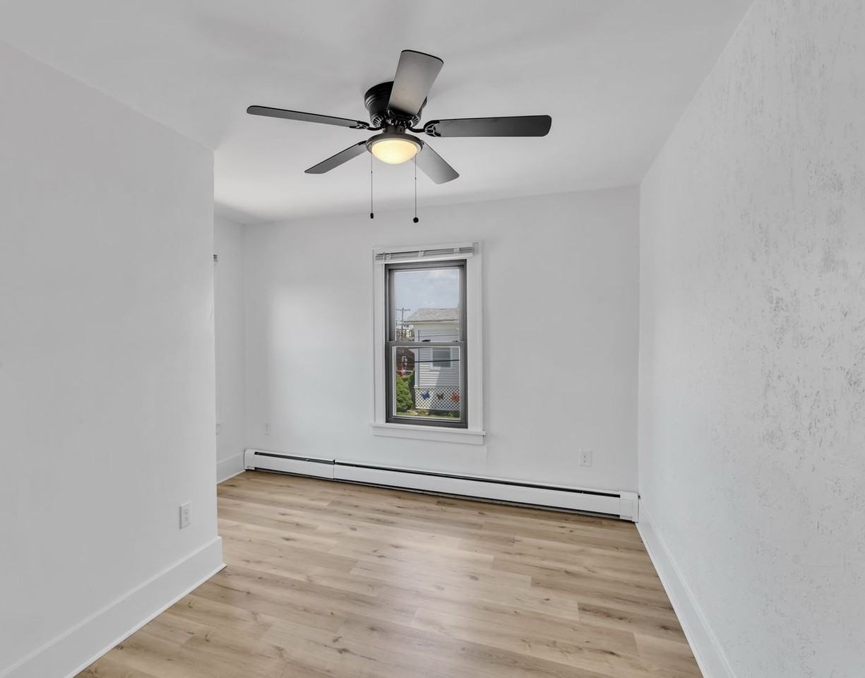 1002 Fordham Ave - Photo 3 of 38