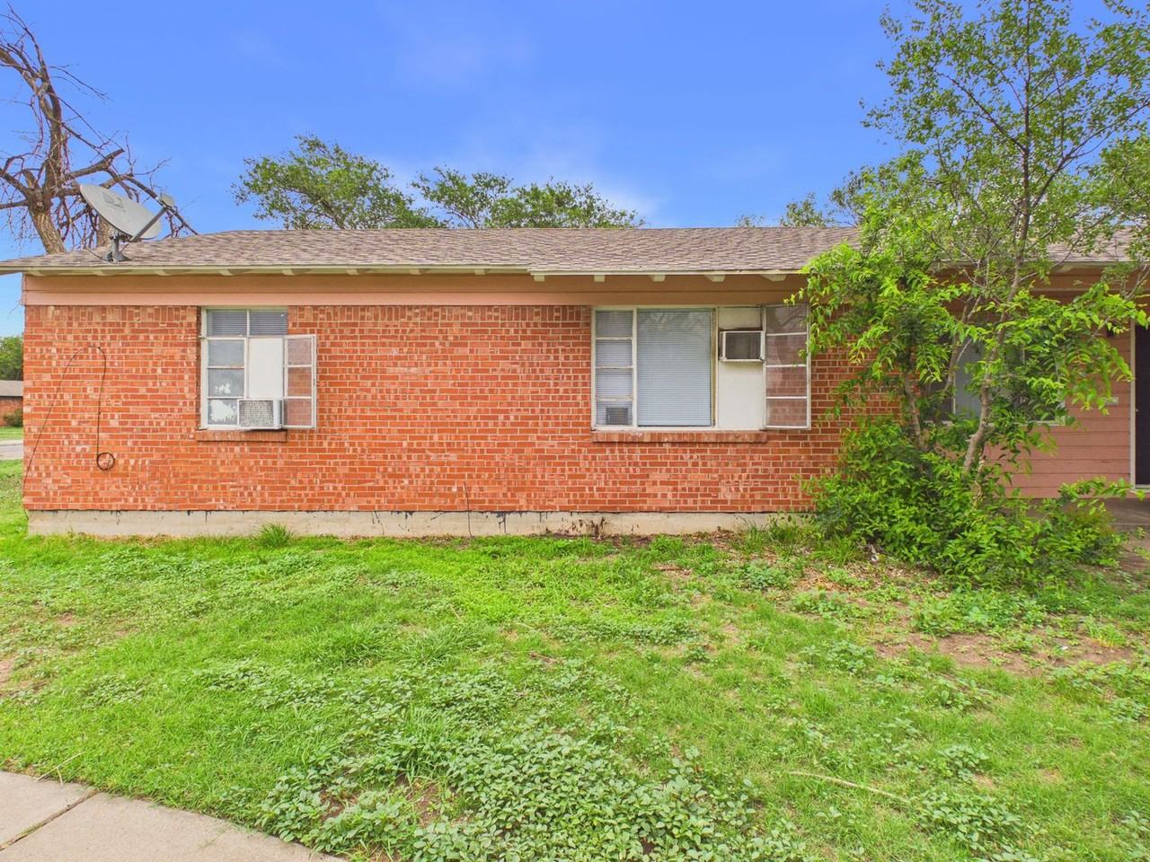 2711 Duncan Dr - Photo 3 of 17