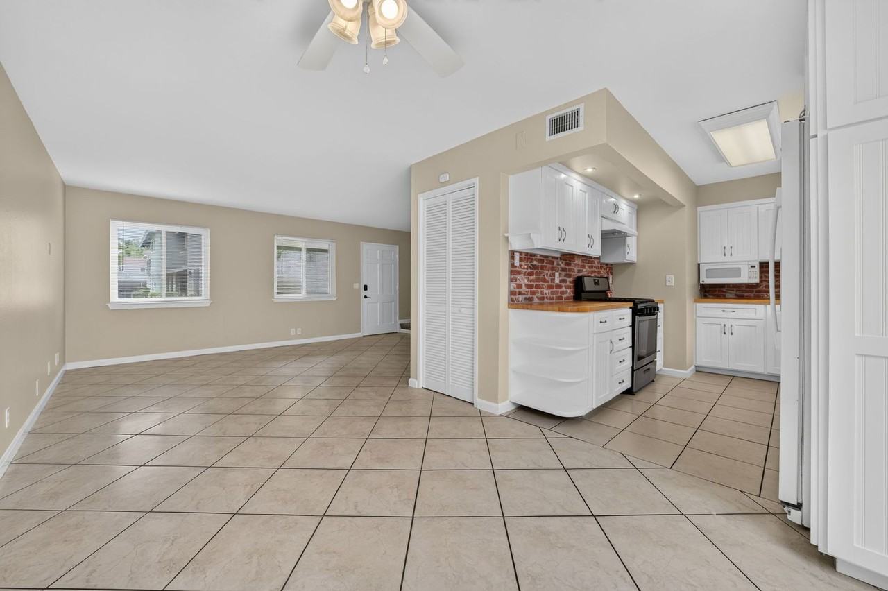9838 Argyle Dr - Photo 2 of 13