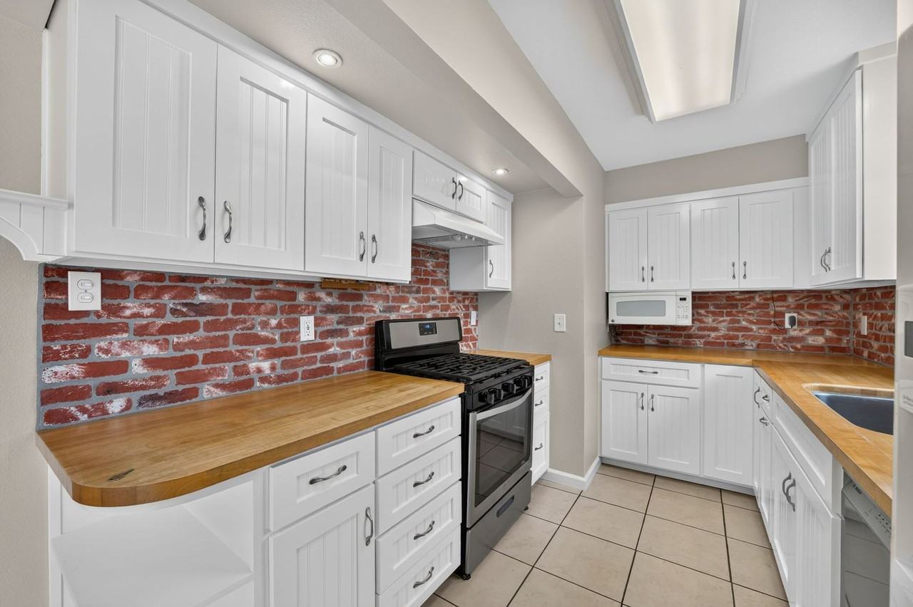 9838 Argyle Dr - Photo 3 of 13