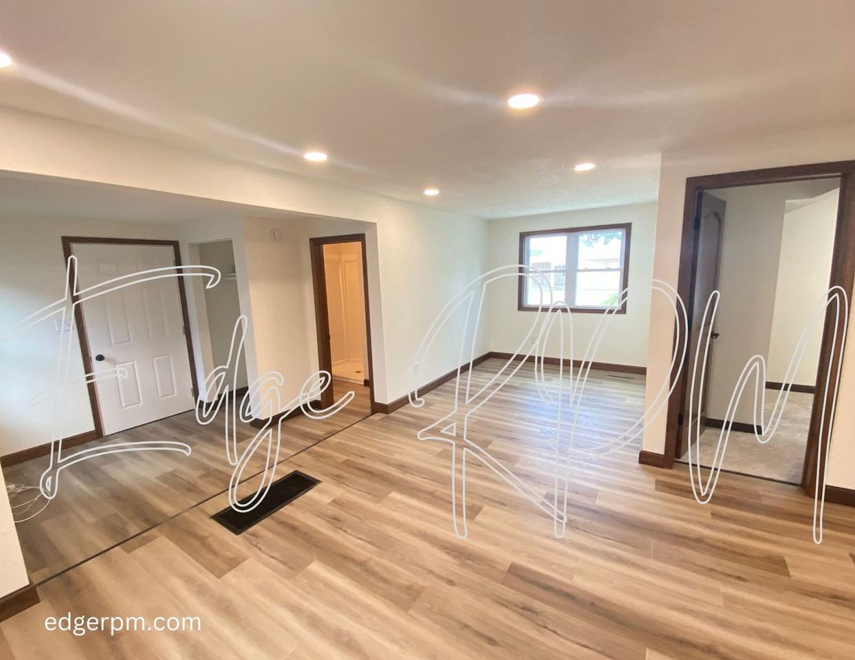 1028 Ansborough Ave - Photo 3 of 9