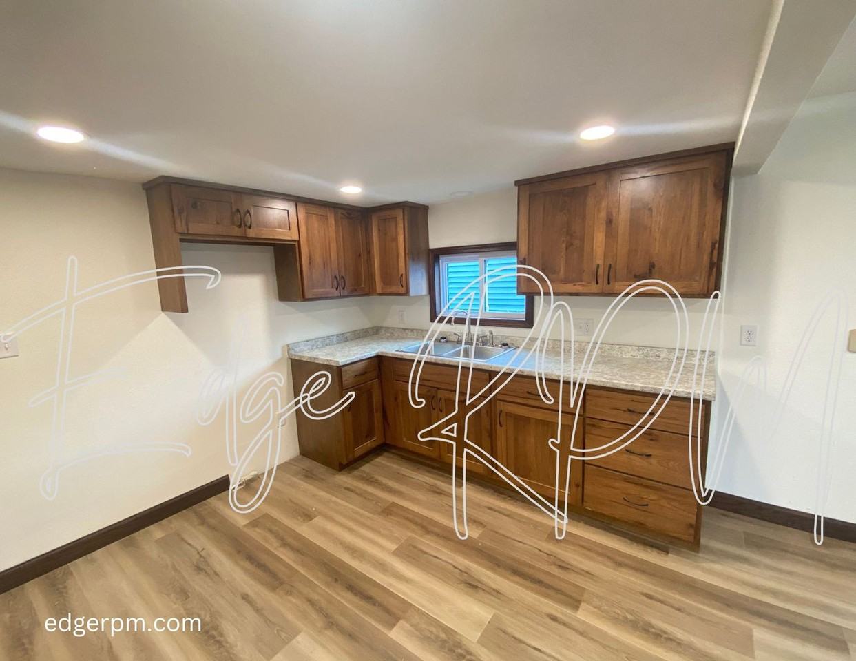 1028 Ansborough Ave - Photo 4 of 9