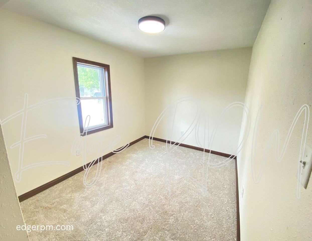 1028 Ansborough Ave - Photo 6 of 9
