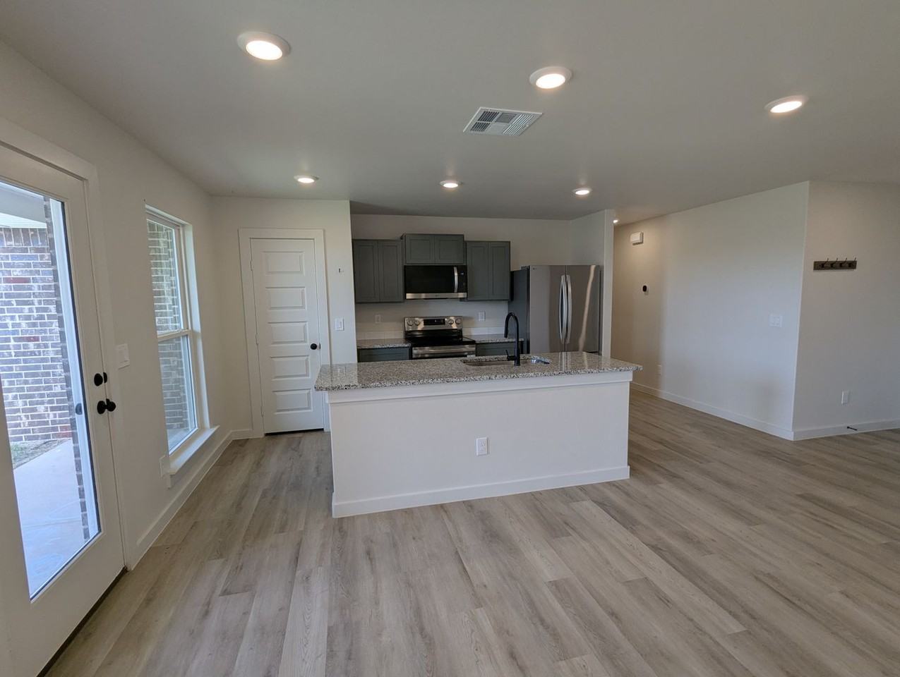 502 E 23rd St - Photo 6 of 26