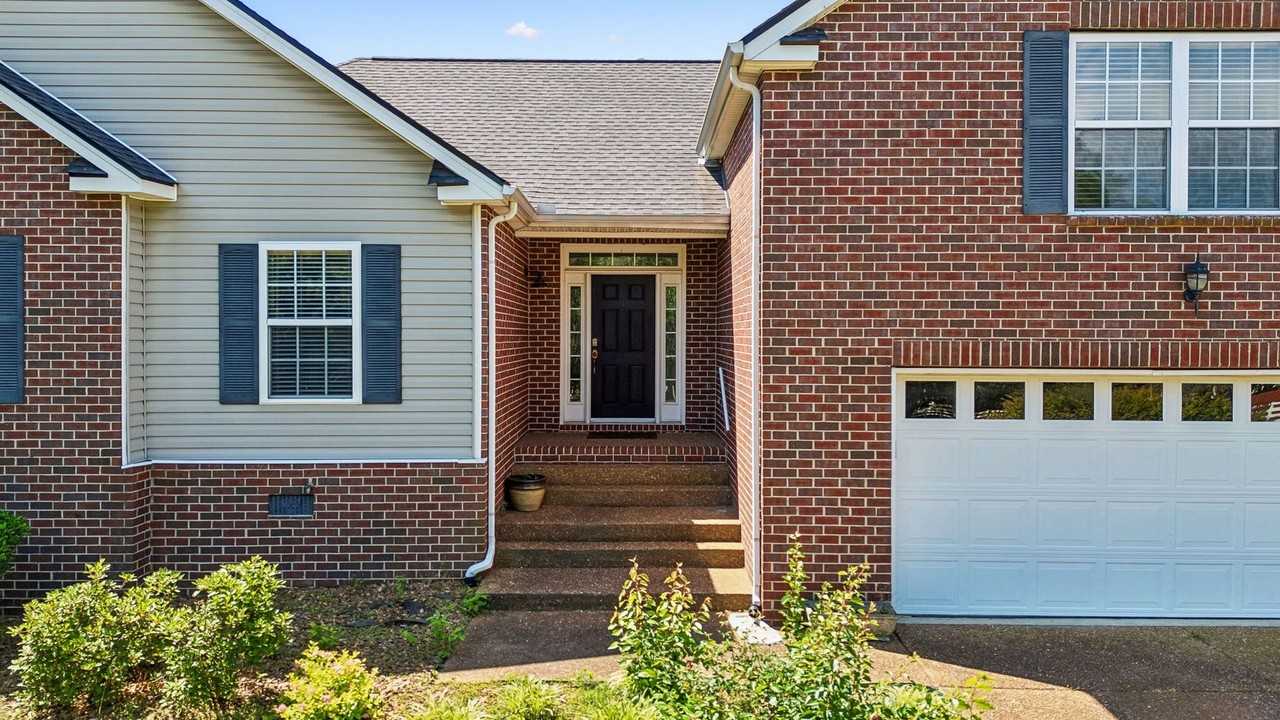 2601 Danbury Cir - Photo 3 of 38