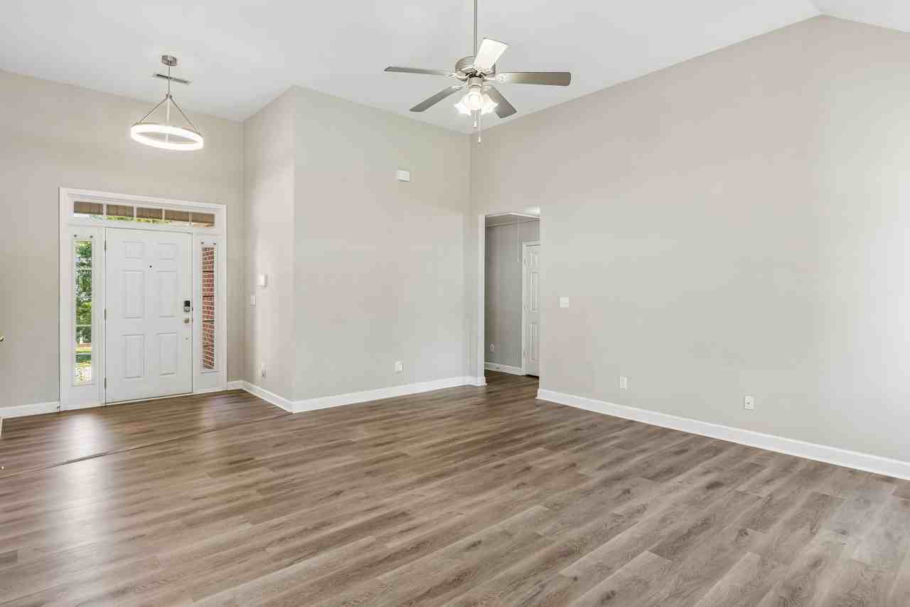 2601 Danbury Cir - Photo 4 of 38